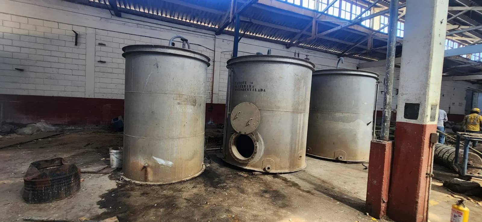Tanques industriales recuperados en bodega